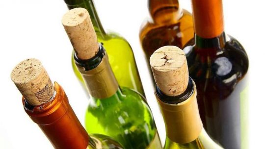 come stappare il vino con l'apri bottiglia elettrico