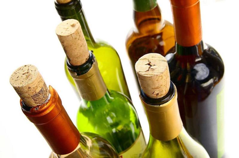 come stappare il vino con l'apri bottiglia elettrico