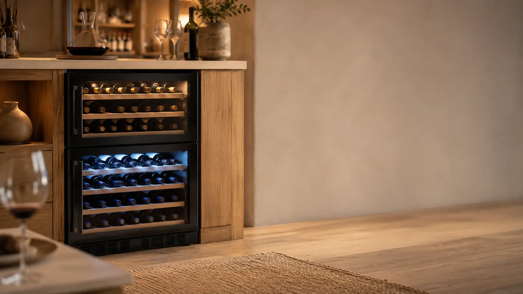 Cantinetta vino con bottiglie disposte per la degustazione