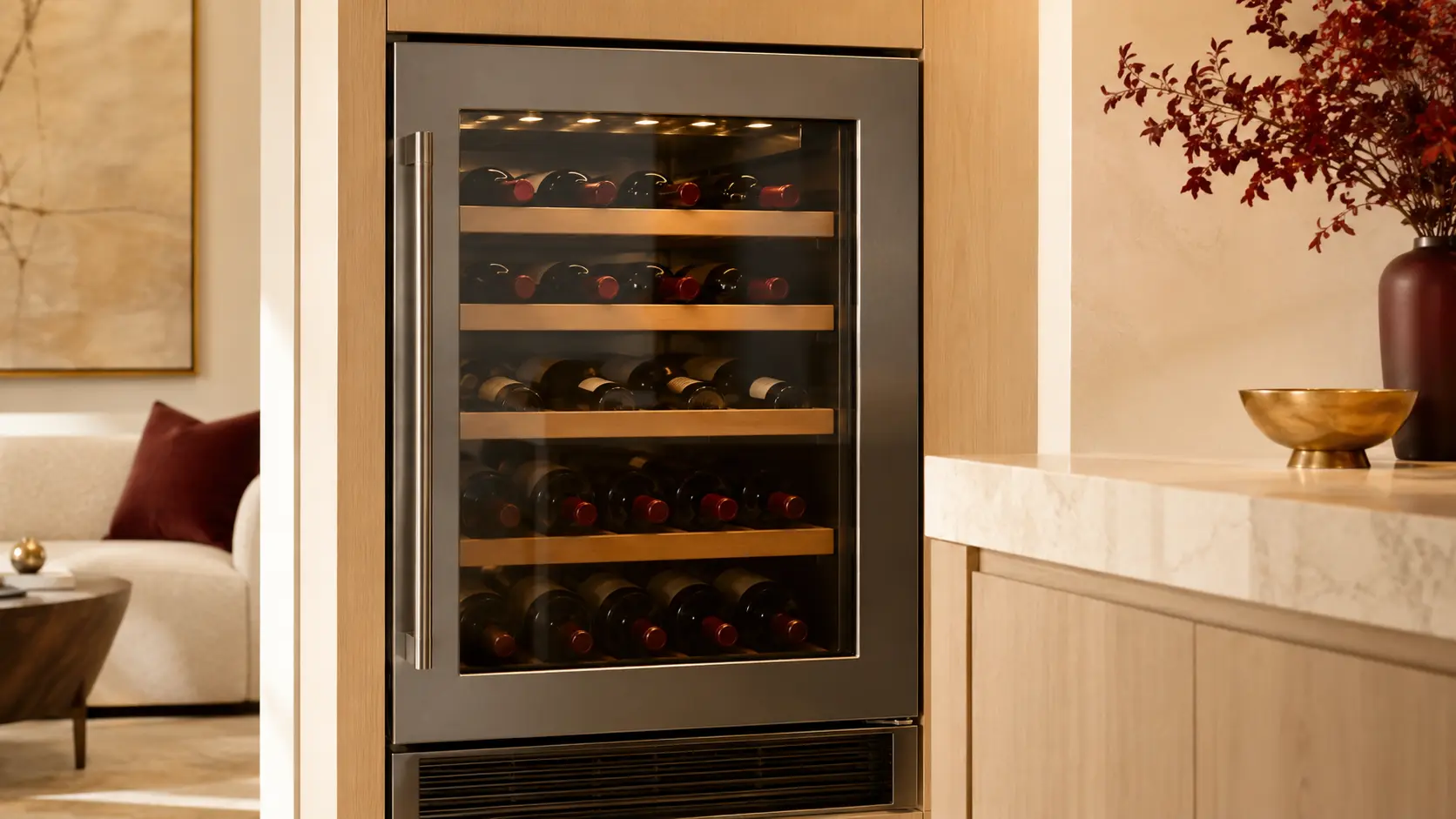 Cantinetta vino a compressore di fascia alta con bottiglie di vino rosso
