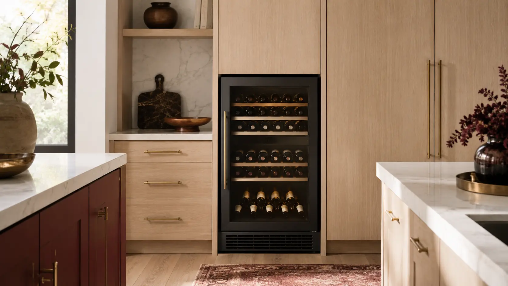 Cantinetta vino da incasso inserita in una nicchia su misura tra i mobili