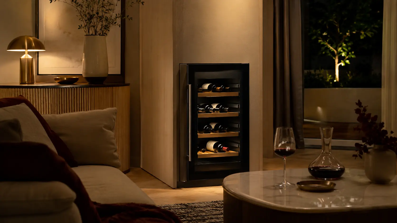 Cantinetta vino silenziosa in un soggiorno la sera