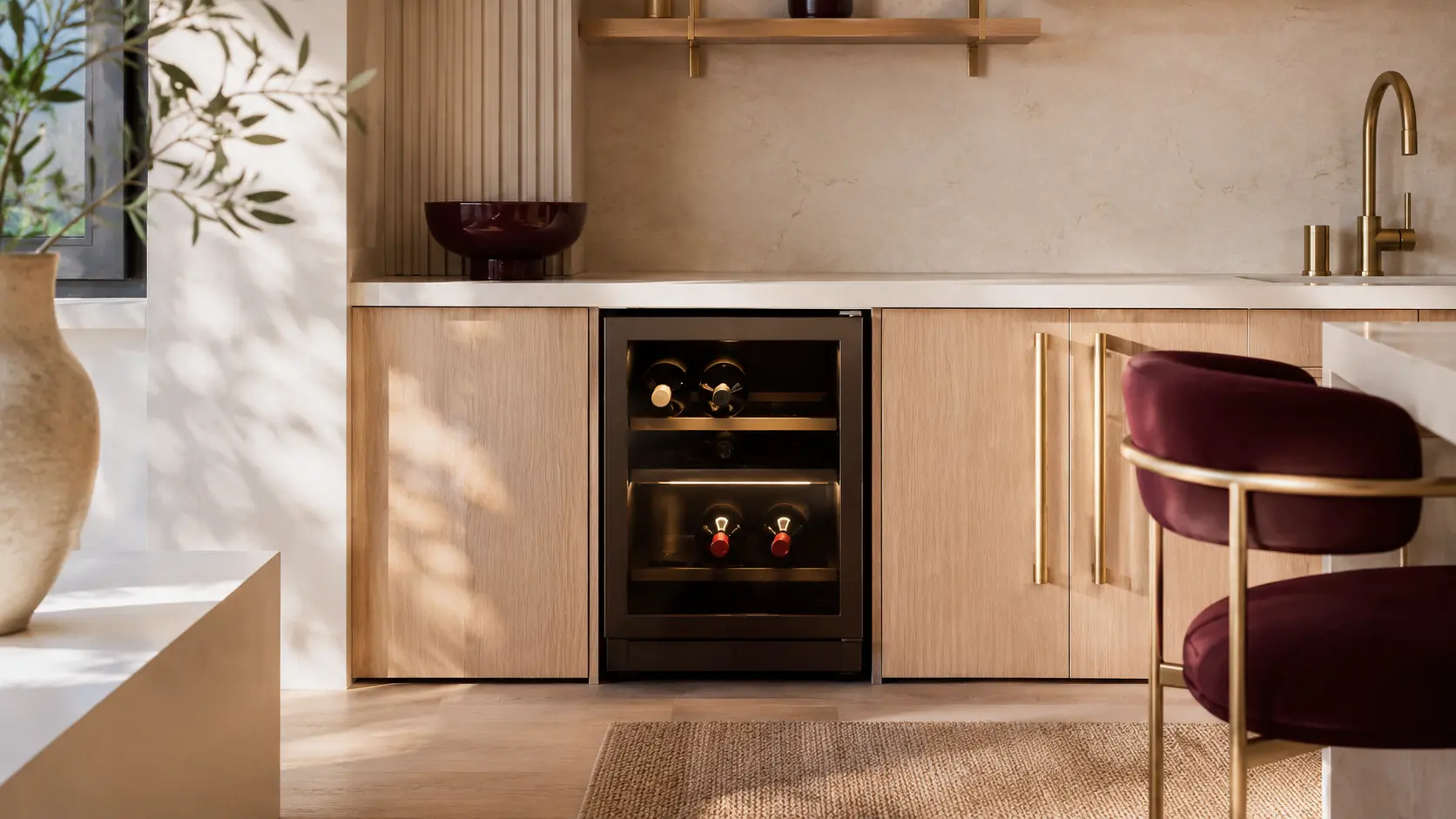 Piccola cantinetta vino da appoggio in una cucina compatta