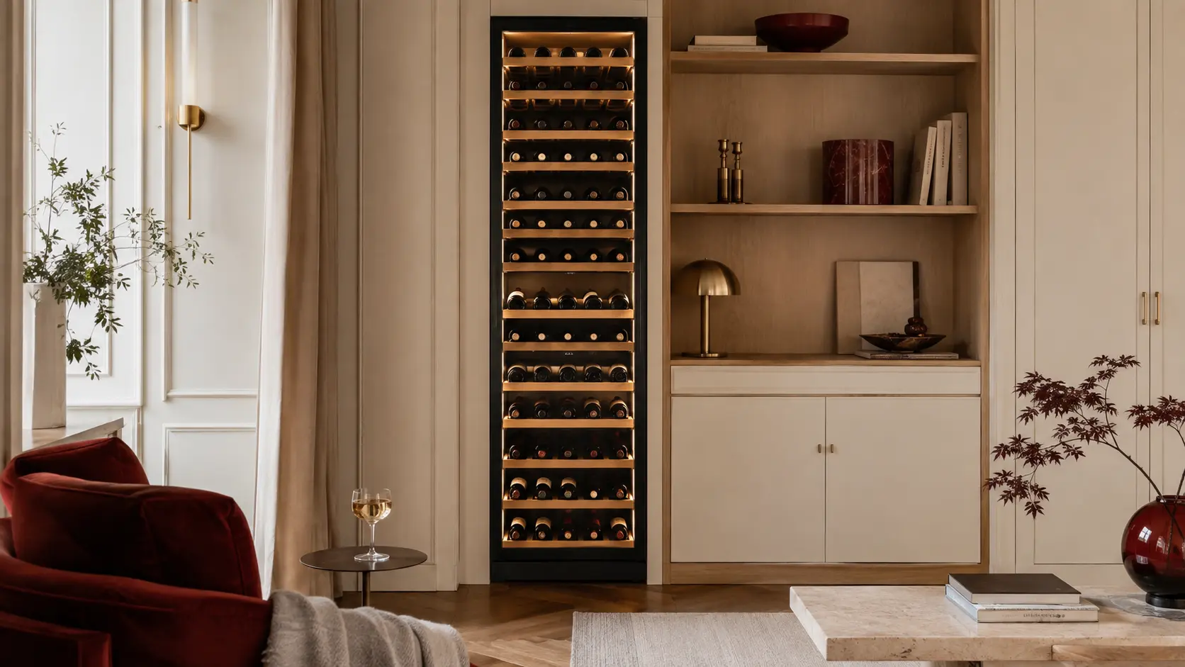 Alta cantinetta vino a colonna piena di bottiglie su molti ripiani in legno